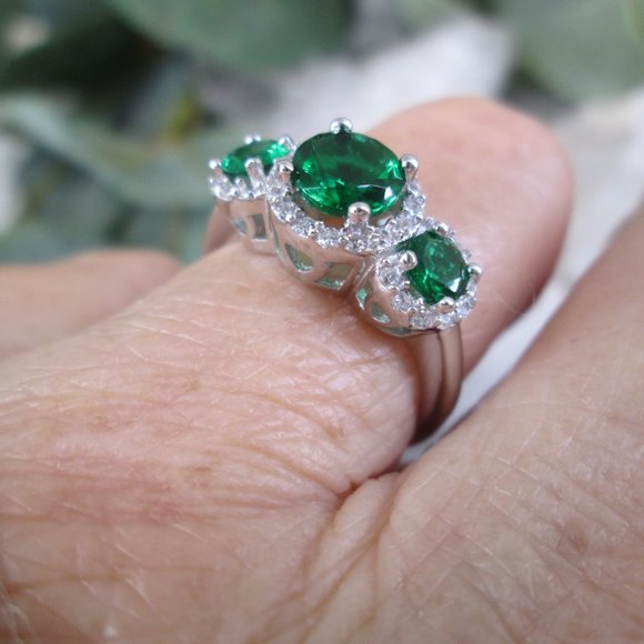 EMERALD 3 Stone 925 Sterling Ring>Halo Design>Sparkly Simulated Diamonds - Picture 3 of 7